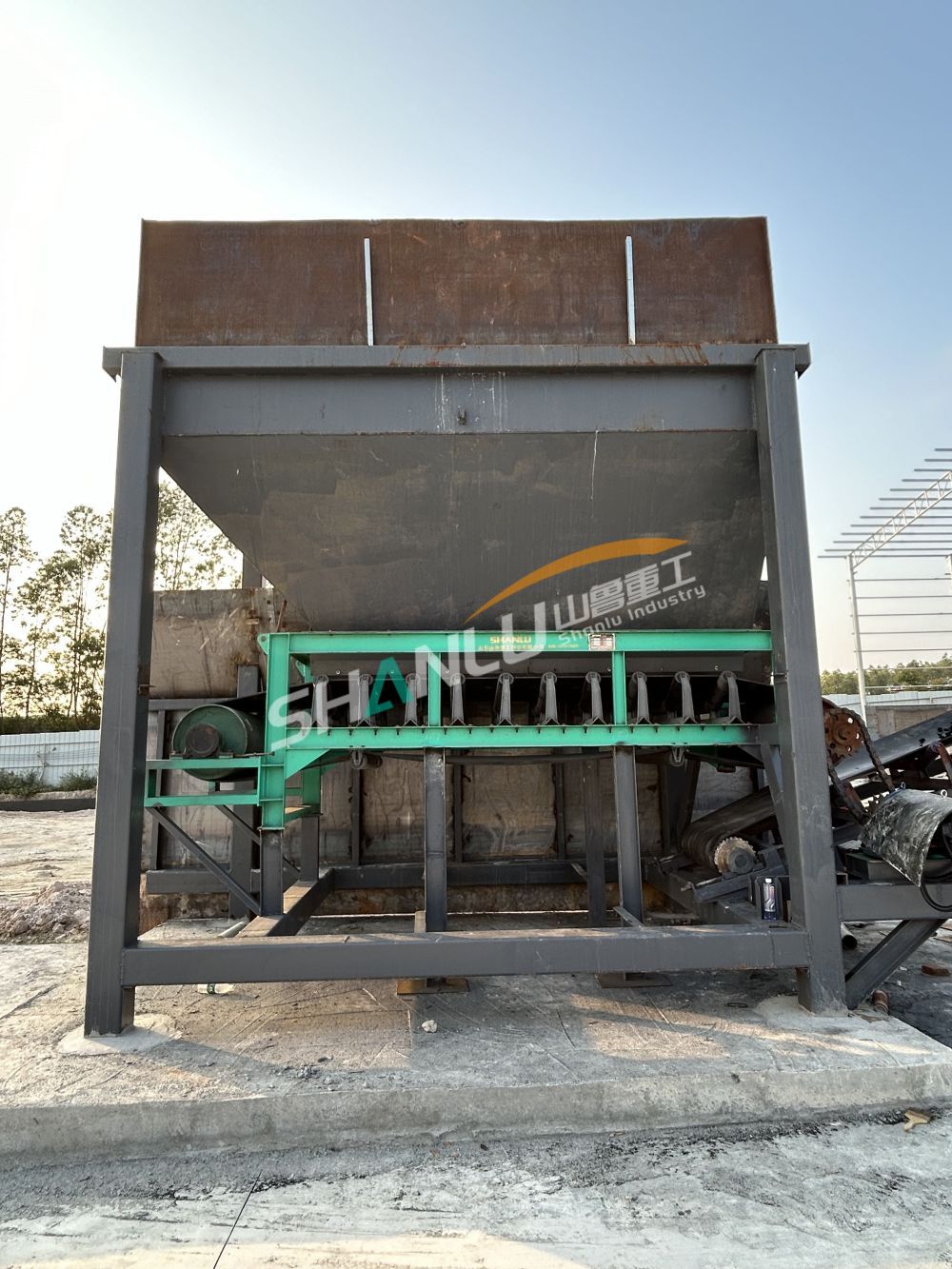 石英砂皮带输送机：跑偏处置-磨损防护-安